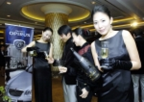 기아자동차는 최근 서울 소공동 롯데호텔에서 뉴오피러스 고객 250커플(500명)을 초청해 와인과 재즈가 어우러진 ‘오피러스와 함께하는 와인과 재즈의 밤’ 행사를 가졌다.