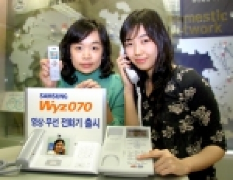 삼성네트웍스는 신현 인터넷전화기 3종을 선보였다. 좌측 상단이 와이파이폰인 SMT-W6100, 좌측 하단이 영상통화 전화기인 SMT-i8000, 우측 하단이 보급형 전화기인 SMT