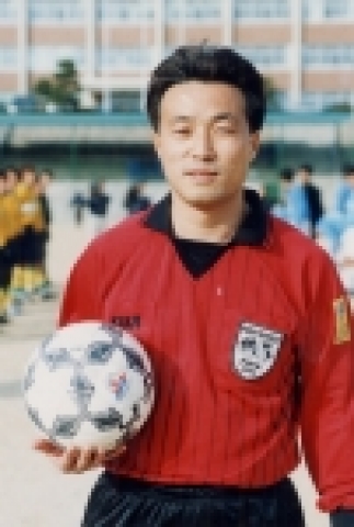 현대자동차에 근무하며 그 동안 축구 국제심판으로 맹활약을 펼쳐온 박상구(45세, 복지후생팀)씨가 3일, 대한축구협회가 시상하는 올해의 ‘최우수 주심 심판상’을 수상했다.