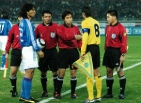 현대자동차에 근무하며 그 동안 축구 국제심판으로 맹활약을 펼쳐온 박상구(45세, 복지후생팀)씨가 3일, 대한축구협회가 시상하는 올해의 ‘최우수 주심 심판상’을 수상했다.