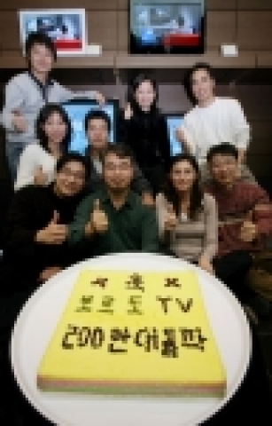 삼성전자 영상디스플레이사업부 직원들이 LCD TV'보르도' 200만대 판매 돌파를 축하하고 있다.