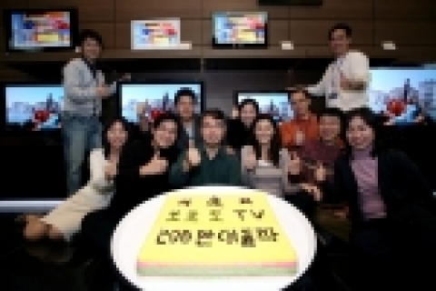 삼성전자 영상디스플레이사업부 직원들이 LCD TV'보르도' 200만대 판매 돌파를 축하하고 있다.