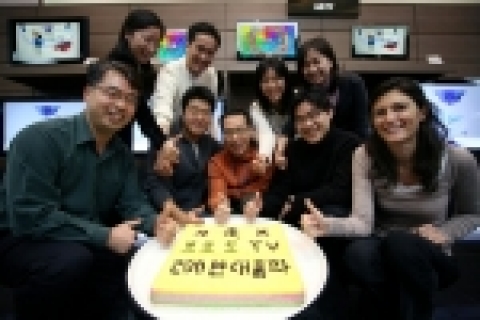 삼성전자 영상디스플레이사업부 직원들이 LCD TV'보르도' 200만대 판매 돌파를 축하하고 있다.