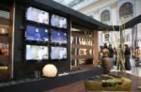 모스크바 패션쇼 쇼룸에 설치된 보르도 LCD TV