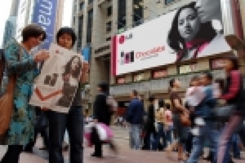 홍콩 최대 번화가인 커즈웨이 베이의 타임스퀘어에 김태희를 모델로한 LG전자 초콜릿폰 옥외광고가 걸려있다. 