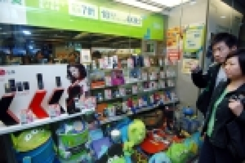 홍콩 타임스퀘어 브로드웨이 매장에서 홍콩시민들이 LG전자 초콜릿폰을 구경하고 있다. 