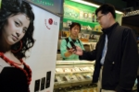 홍콩 타임스퀘어 브로드웨이 매장에서 홍콩시민들이 LG전자 초콜릿폰을 구경하고 있다. 