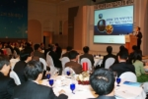 KB국민은행은 개인영업점을 거래하는 기업고객에 대한 사은행사의 일환으로 12월 4일 서울 리츠칼튼 호텔에서 우수 기업 경영인 200여명을 초청하여 세미나를 개최하였다. 엄길청 박사