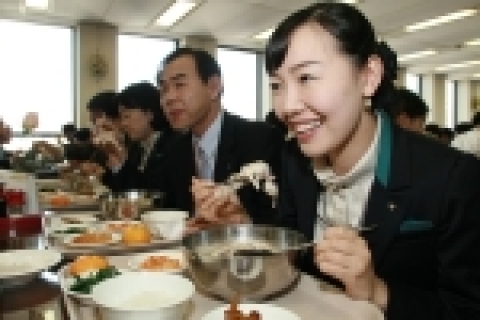 4일 오후 을지로 하나은행 본점 21층 구내식당에서 조병제 부행장(앞에서 두번째) 하나은행 본점 직원들과 함께 삼계탕으로 점심식사 하는 모습