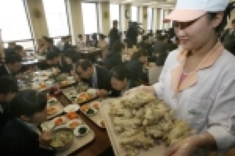 조류독감 지원행사로 4일 오후 을지로 하나은행 본점 21층 구내식당에서 점심식사로 삼계탕을 제공하는 모습.