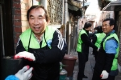 마포구 신공덕동 소재 독거노인 등 저소득 가구에 사랑의 연탄을 전달하는 정의동 증권예탁결제원 사장(사진 왼쪽)과 류흥모 증권예탁결제원 전무(사진 오른쪽) 등 행사사진