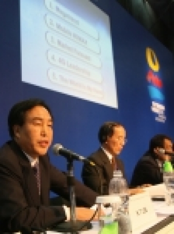 이기태 삼성전자 사장이 4일 홍콩 ITU텔레콤 월드 2006 CEO 라운드테이블에서 '삼성전자의 휴대폰 및 와이브로, 4G 등 차세대 통신기술에 대한 비전과 전략'