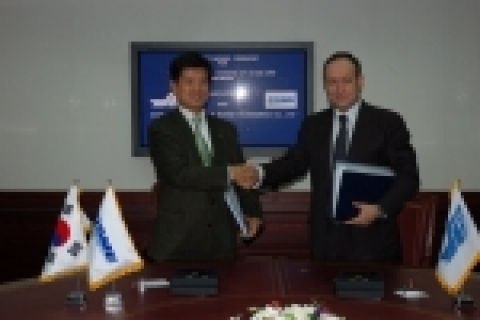 대우조선해양 남상태 사장(왼쪽)과 소브콤프로트사 세르게이 프랑크(Sergey Frank, 오른쪽) 사장이 계약서를 교환한 뒤 악수를 하고 있다.