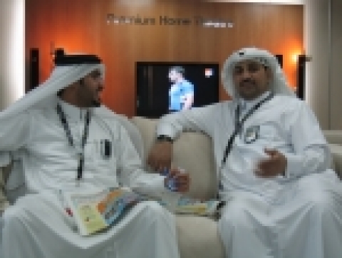 삼성라운지에서 중동 기자들이 최신 홈시어터 시스템을 즐기며 휴식을 취하고 있다.