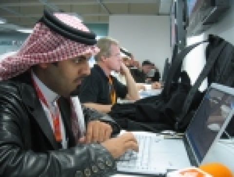 삼성라운지에서 중동 기자가 인터넷을 검색하고 있다.
