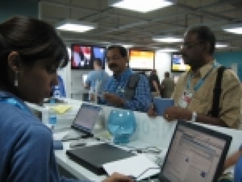 삼성라운지 휴대폰 서비스를 등록하고 있는 미디어들.
