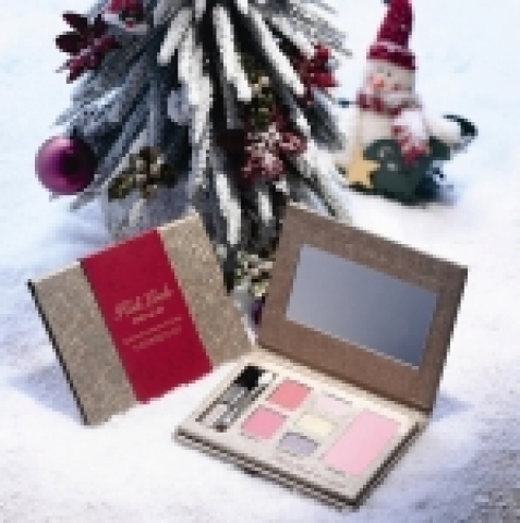 더페이스샵은 연말연시 파티룩을 위한 ‘홀리룩 메이크업 키트’를 3만개 한정 판매 한다.