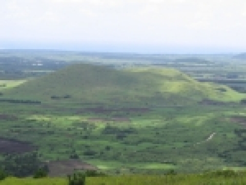 다랑쉬오름에서 본 용눈이오름
