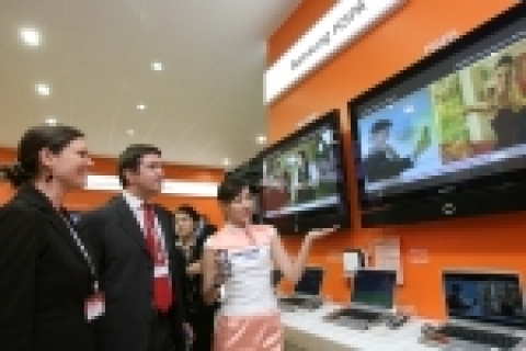 삼성전자가 5일 홍콩에서 열리고 있는 'ITU 텔레콤월드 2006'에서 세계 최초로 실시간 시연에 성공한 HSUPA(고속상향패킷접속) 시스템 및 전용 휴대폰에 관