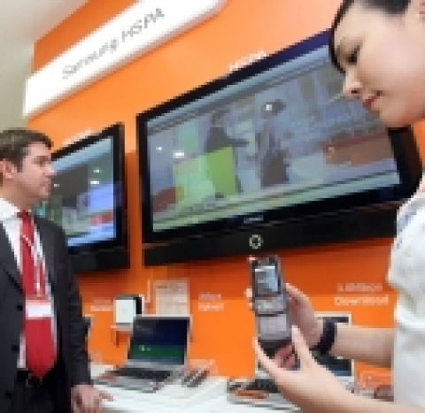 삼성전자가 5일 홍콩에서 열리고 있는 'ITU 텔레콤월드 2006'에서 세계 최초로 실시간 시연에 성공한 HSUPA(고속상향패킷접속) 시스템 및 전용 휴대폰에 관