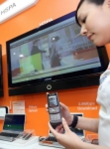 삼성전자가 5일 홍콩에서 열리고 있는 'ITU 텔레콤월드 2006'에서 세계 최초로 실시간 시연에 성공한 HSUPA(고속상향패킷접속) 시스템 및 전용 휴대폰에 관