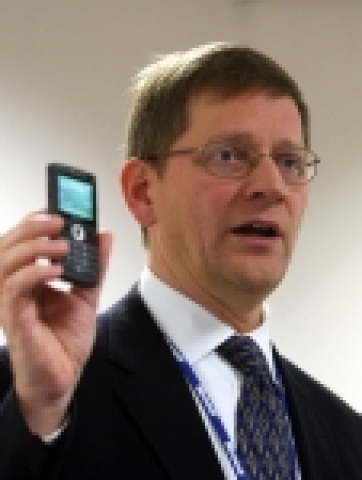 마이크로소프트의 피터 크누크 모바일&임베디드 디바이스 부문 부사장이 4일 오후 홍콩 ITU텔레콤월드 2006에서 가진 기자회견에서 자사의 윈도 모바일 5.0 운영체제를 탑재한 삼성