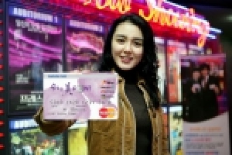 삼성카드는 서울극장, 대한극장, 피카디리, 단성사 등 전통의 4대 영화관과 제휴를 맺고 「무비 매니아-삼성카드」를 선보였다. 연간 8회 영화 무료 관람, 최대 4천원 영화 티켓 현