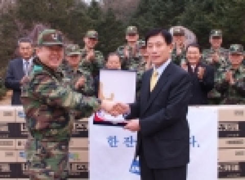 두산 유병택 부회장이 21사단 황영수 사단장(유부회장 우측)에게 사랑의 차를 전달하고 있다. 
