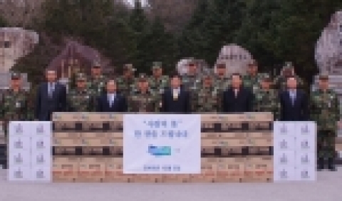 두산 유병택 부회장이 21사단 황영수 사단장(유부회장 우측)에게 사랑의 차를 전달하고 있다. 