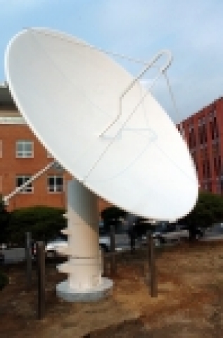 조선대학교는 기상청으로부터 무상으로 기증받은 도플러 기상레이더를 자연과학대학 앞 잔디밭에 설치했다.