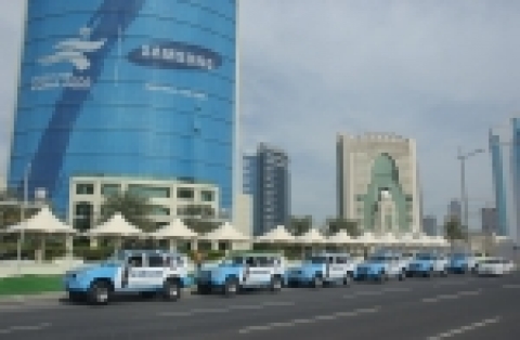 카타르 올림픽 위원회 빌딩과 삼성랩핑 광고 SUV 차량들
