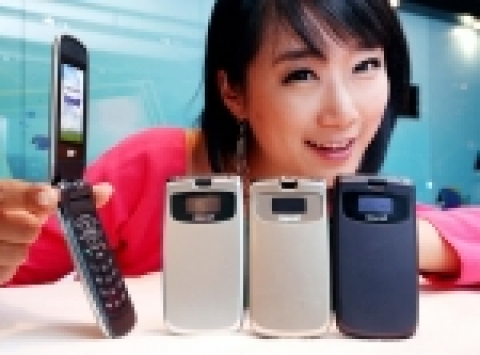 삼성전자는 6일 여백의 미를 최대한 살린 11.9mm 두께의 폴더 디자인에 다양한 컬러를 적용한 '울트라 슬림 폴더'를 출시했다고 밝혔다. 삼성전자가 이번에 출시