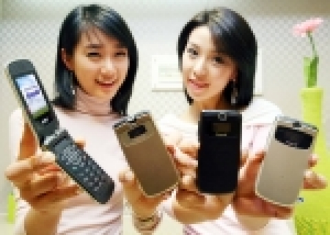 삼성전자는 6일 여백의 미를 최대한 살린 11.9mm 두께의 폴더 디자인에 다양한 컬러를 적용한 '울트라 슬림 폴더'를 출시했다고 밝혔다. 삼성전자가 이번에 출시