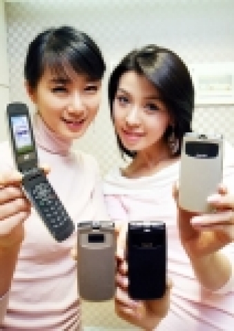 삼성전자는 6일 여백의 미를 최대한 살린 11.9mm 두께의 폴더 디자인에 다양한 컬러를 적용한 '울트라 슬림 폴더'를 출시했다고 밝혔다. 삼성전자가 이번에 출시