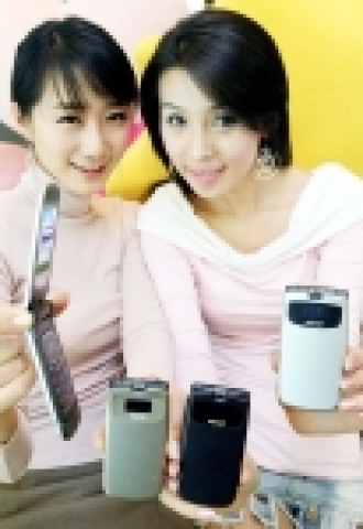 삼성전자는 6일 여백의 미를 최대한 살린 11.9mm 두께의 폴더 디자인에 다양한 컬러를 적용한 '울트라 슬림 폴더'를 출시했다고 밝혔다. 삼성전자가 이번에 출시