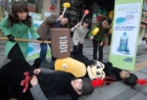 6일, 콘택트렌즈 전문업체 한국시바비젼이 진행하는 ‘깨끗한 EYE 캠페인’에서 시민들이 세균통에서 튀어나오는 외눈안대, 뿔, 반창고 얼굴의 세균맨들을 세균잡기 뿅망치로 내리치며, 눈 건강에 대한 교육 및 게임을 즐기고 있다.
