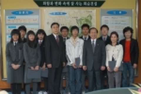 화순군 모범 학생 10명에게 장학금 전달하고 금호생명 안길상이사와화순군수가 함께 기념 촬영하는 장면