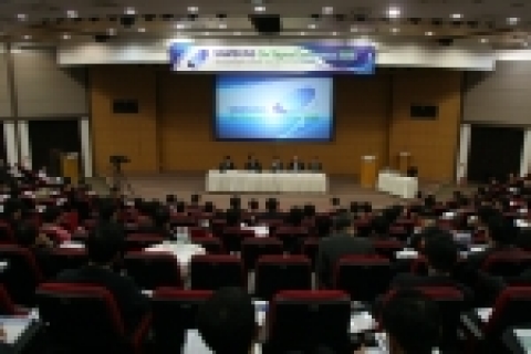 「Samsung Six Sigma Conference 2006」에서 차세대 6시그마 발전 방향에 대해 참석자들이 논의하고 있다.(사진 왼쪽부터 삼성SDS 전자제조 컨설팅 김영진 실
