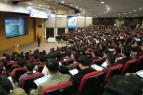 「Samsung Six Sigma Conference 2006」삼성 SDI 김순택 사장이 「삼성식 6시그마 성공모델 발전방향」에 대해 발표하고 있다.