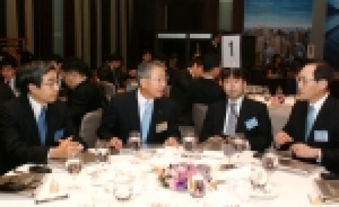 KB국민은행은 6일 서울 신라호텔에서 강정원 은행장이 참석한 가운데 일본계 기업을 초청하여 기업금융서비스에 대한 소개와 내년도 한국경제 전망 및 기업 환리스크 헷지방안을 주제로 세