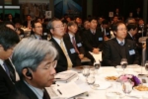 KB국민은행은 6일 서울 신라호텔에서 강정원 은행장이 참석한 가운데 일본계 기업을 초청하여 기업금융서비스에 대한 소개와 내년도 한국경제 전망 및 기업 환리스크 헷지방안을 주제로 세