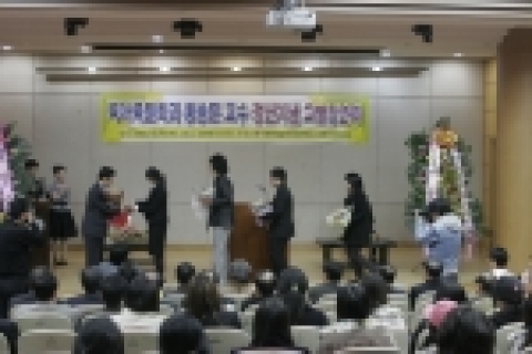 황송문교수에게 제자들이 꽃다발을 증정하고 있다