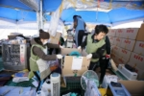 포스코가 지난달 22일부터 지난 5일까지 포스코 및 관계사 전 임직원과 가족들을 대상으로 아름다운 가게와 함께 하는 포스코 나눔마당에서 판매할 물품을 기증받은 결과 모두 13만 6