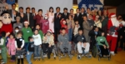 ADT 캡스의 임직원들과 어린이들이 행사가 끝난 후 기념촬영을 하고 있다. (사진 뒷줄 중앙 ADT 캡스 이혁병 사장)