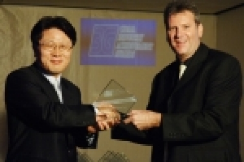 LG전자 MC연구소장 안승권 부사장(왼쪽)이 인도 최대 CDMA사업자인 TATA Teleservice의 CTO Greg Young(오른쪽)으로부터 '3G CDMA 산업 발