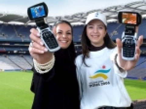 카타르 도하의 아시안게임 축구 경기장에서 현지 여성들이 삼성전자의 '아시안게임 공식 휴대폰'을 들어보이고 있다.