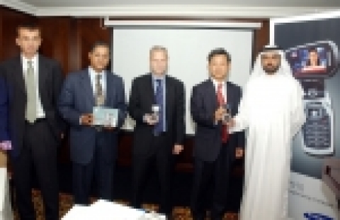 아시안게임 공식 후원사인 삼성전자, 이통사업자 Qtel, 도하 아시안게임 조직위원회(DAGOC)가 함께 '아시안게임 공식 휴대폰(SGH-P910)'을 발표하는 모