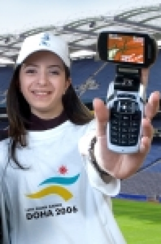카타르 도하의 아시안게임 축구 경기장에서 현지 여성이 삼성전자의 '아시안게임 공식 휴대폰'을 들어보이고 있다.