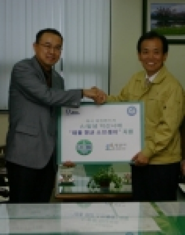 데톨의 서재현 이사가 민봉한 익산 부시장에게 조류 인플루엔자 바이러스(H1N1) 예방에 효과적인 데톨 항균 스프레이를 전달하고 있는 모습이다.