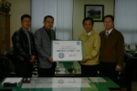 데톨의 서재현 이사와 임량희 관리팀장이 민봉한 익산 부시장과 유택수 익산 보건소장에게 조류 인플루엔자 바이러스(H1N1) 예방에 효과적인 데톨 항균 스프레이를 전달하고 있는 모습이